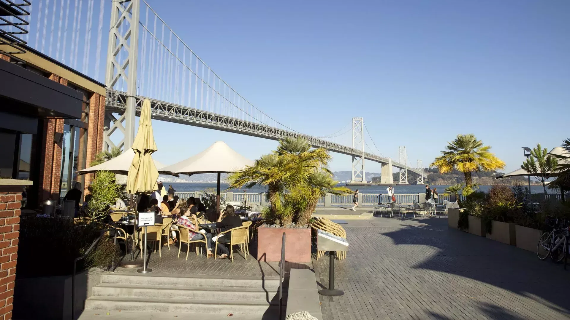 Die Gäste genießen eine Mahlzeit entlang der Uferpromenade von San Francisco.